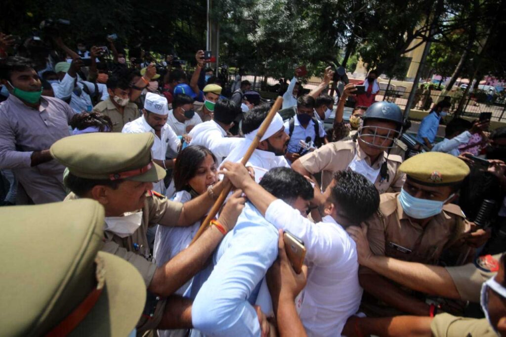 आम आदमी पार्टी के समर्थकों ने किसान विरोधी बिल के विरोध में गांधी प्रतिमा पर किया प्रदर्शन, पुलिस ने किया लाठीचार्ज।