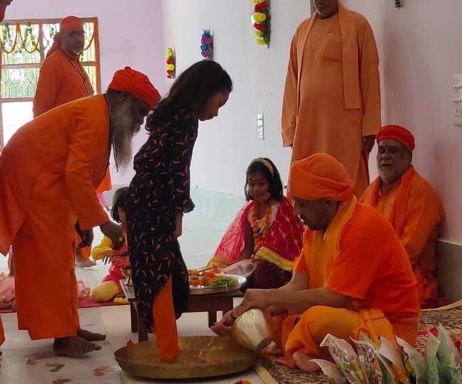 Photo of CM योगी आदित्‍यनाथ ने गोरखपुर में कन्‍या पूजन कर मां भगवती की आराधना की | Latest News