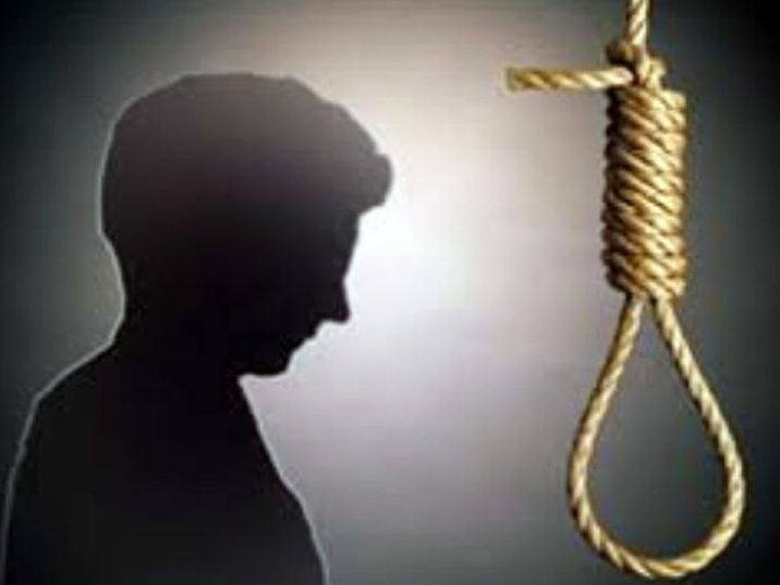 Photo of दो सहेलियों ने बारी-बारी से की आत्महत्या, दोनों ने हाथों मे गुदवाये थे एकदूसरे के नाम…