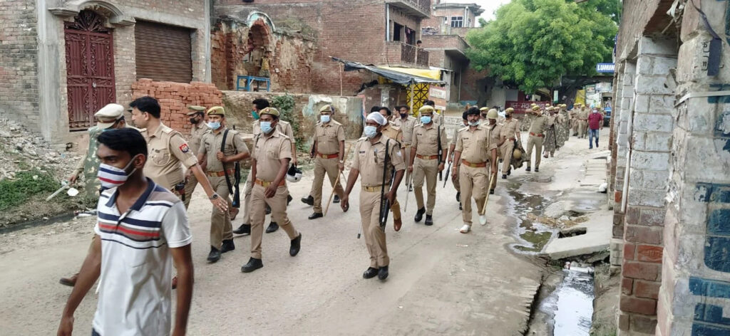 पुलिस ने मकनपुर में फ्लैग मार्च किया उसके बाद ही व्यापारियों ने दुकानें खोलीं।