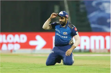 मुंबई इंडियंस की हार के बाद निराश कप्तान रोहित शर्मा।
