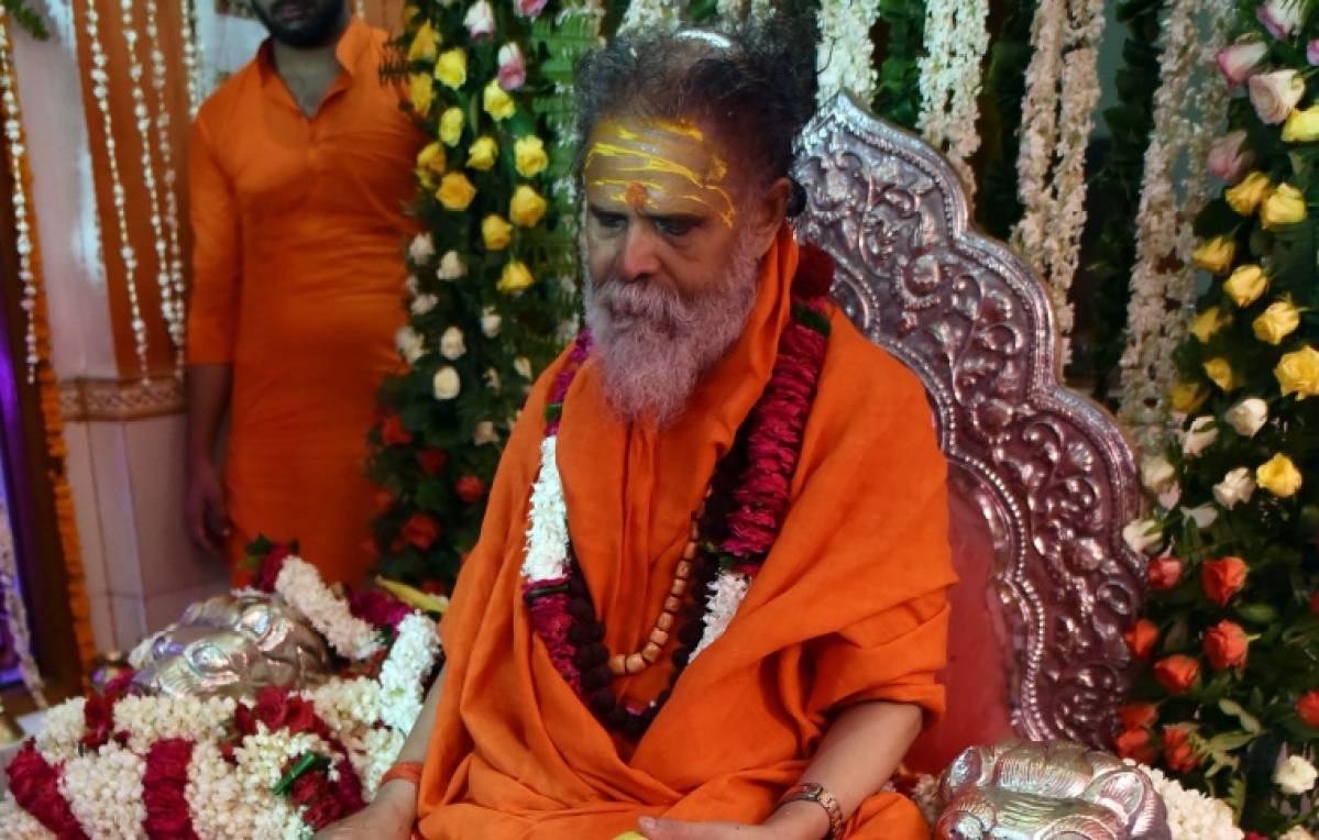 Photo of अखाड़ा परिषद अध्यक्ष महंत नरेंद्र गिरि का शव फंदे से लटका मिला, शिष्य आनंद गिरि हिरासत में | Mahant Narendra Giri Death