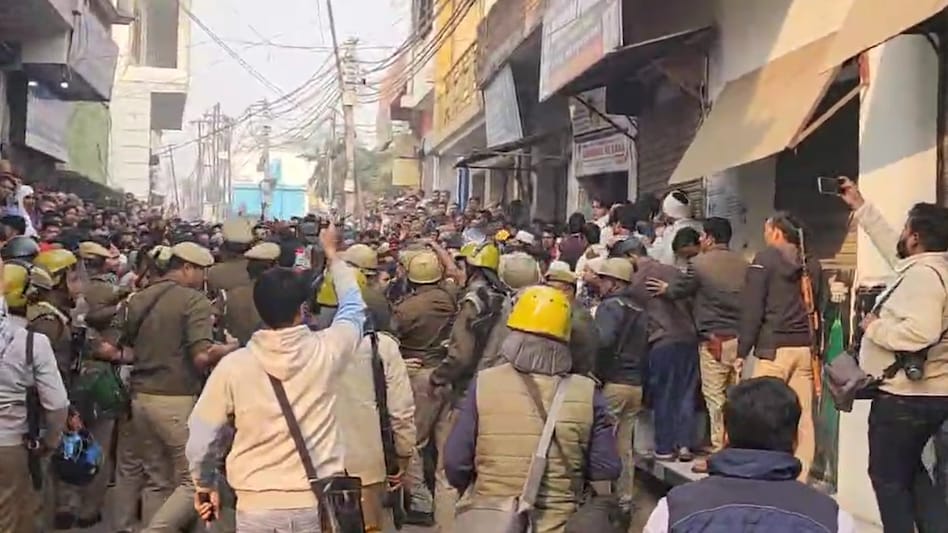 Photo of संभल मे मस्ज़िद के सर्वे पर हिंसा मे चार की मौत, कई पुलिस कर्मी घायल व अधिकारियों को लगी चोट..