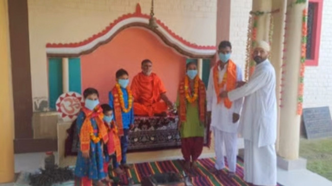 Photo of UP में मुस्लिम परिवार के 5 लोगों ने अपनाया हिन्दू धर्म | LATEST NEWS UPDATE