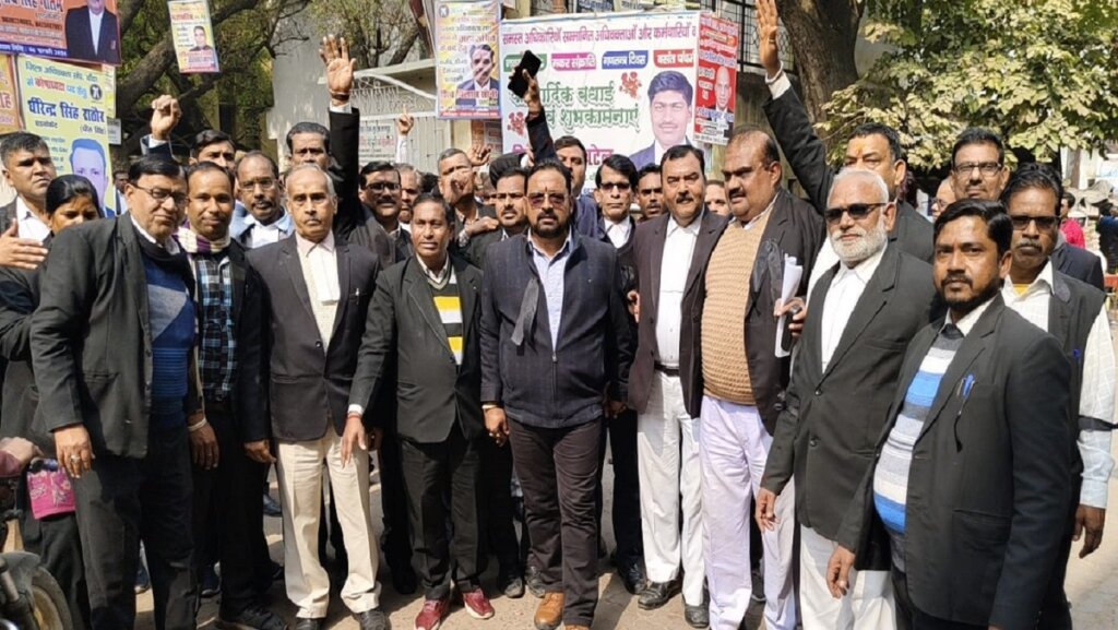 Photo of बाँदा मे अधिवक्ताओं का सत्याग्रह समाप्त, सोमवार से सभी न्यायालय खुलेंगे