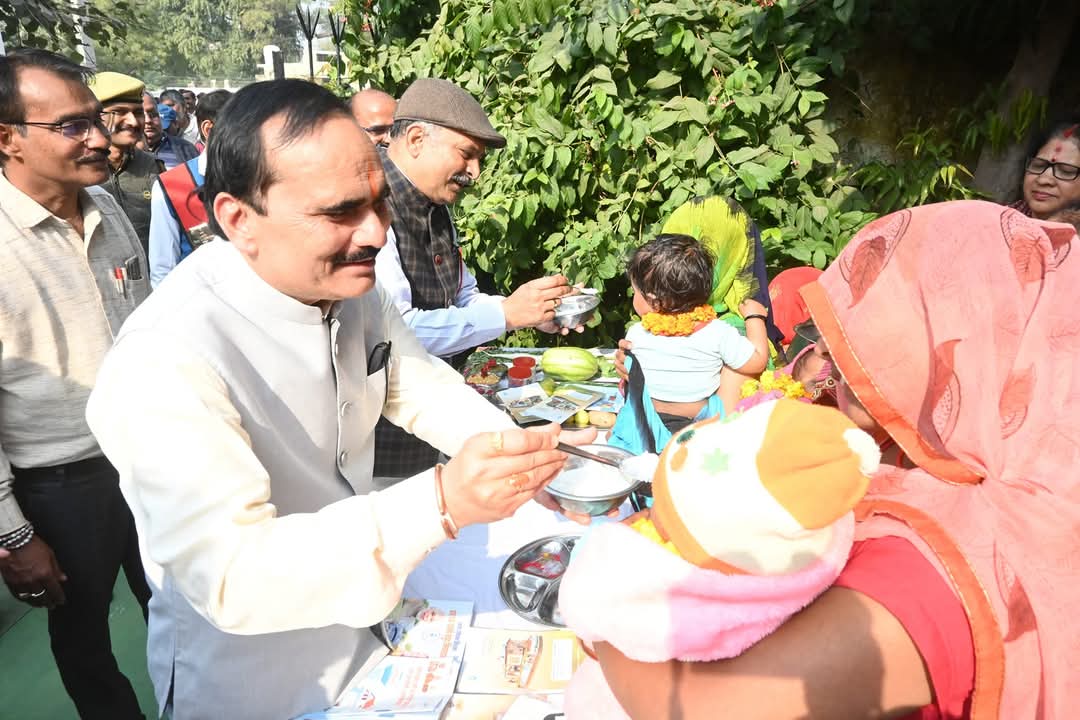 Photo of पंचायत सचिवालय मे मंडल आयुक्त की चौपाल, ग्रामीणों को दी लाभकारी योजनाओं की जानकारी
