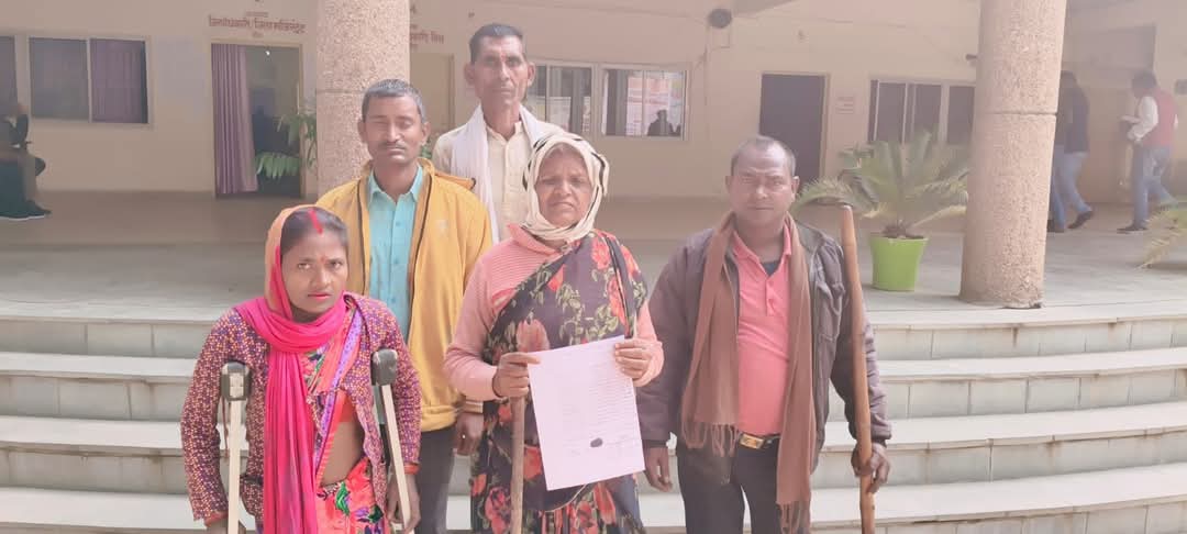 Photo of आवास से वंचित भूमिहीन परिवार ने डीएम की चौखट पर लगाई गुहार…