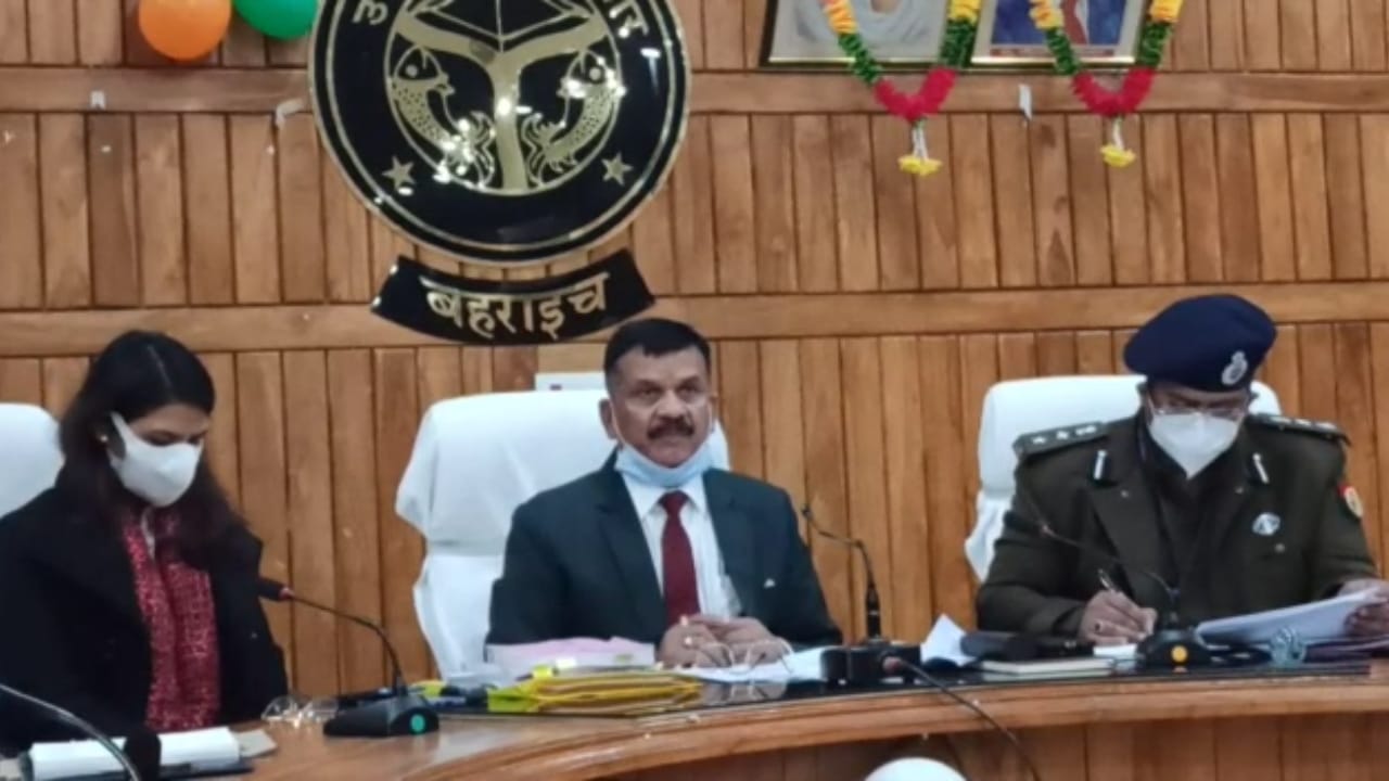 Photo of बहराइच ज़िला निर्वाचन अधिकारी ने आदर्श आचार संहिता के कड़ाई से पालन करने के दिये निर्देश