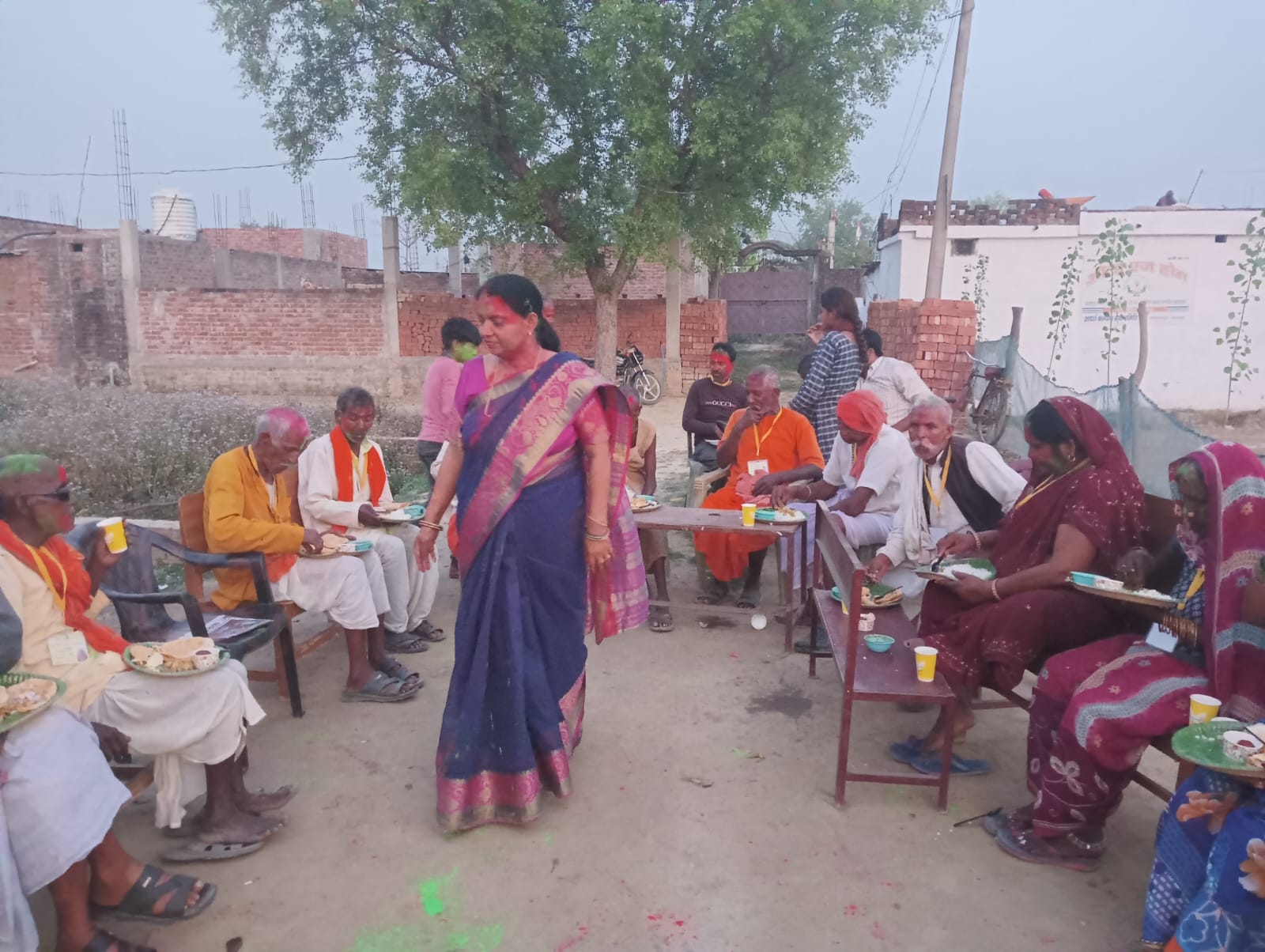 Photo of वृद्धजनों को होली पर्व पर अंगवस्त्र देकर किया गौरवान्वित