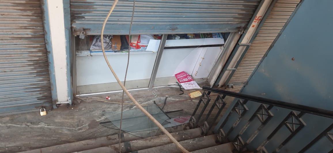 Photo of मेन रोड पर शटर तोड़कर चोर उठा ले गए कीमती सामान