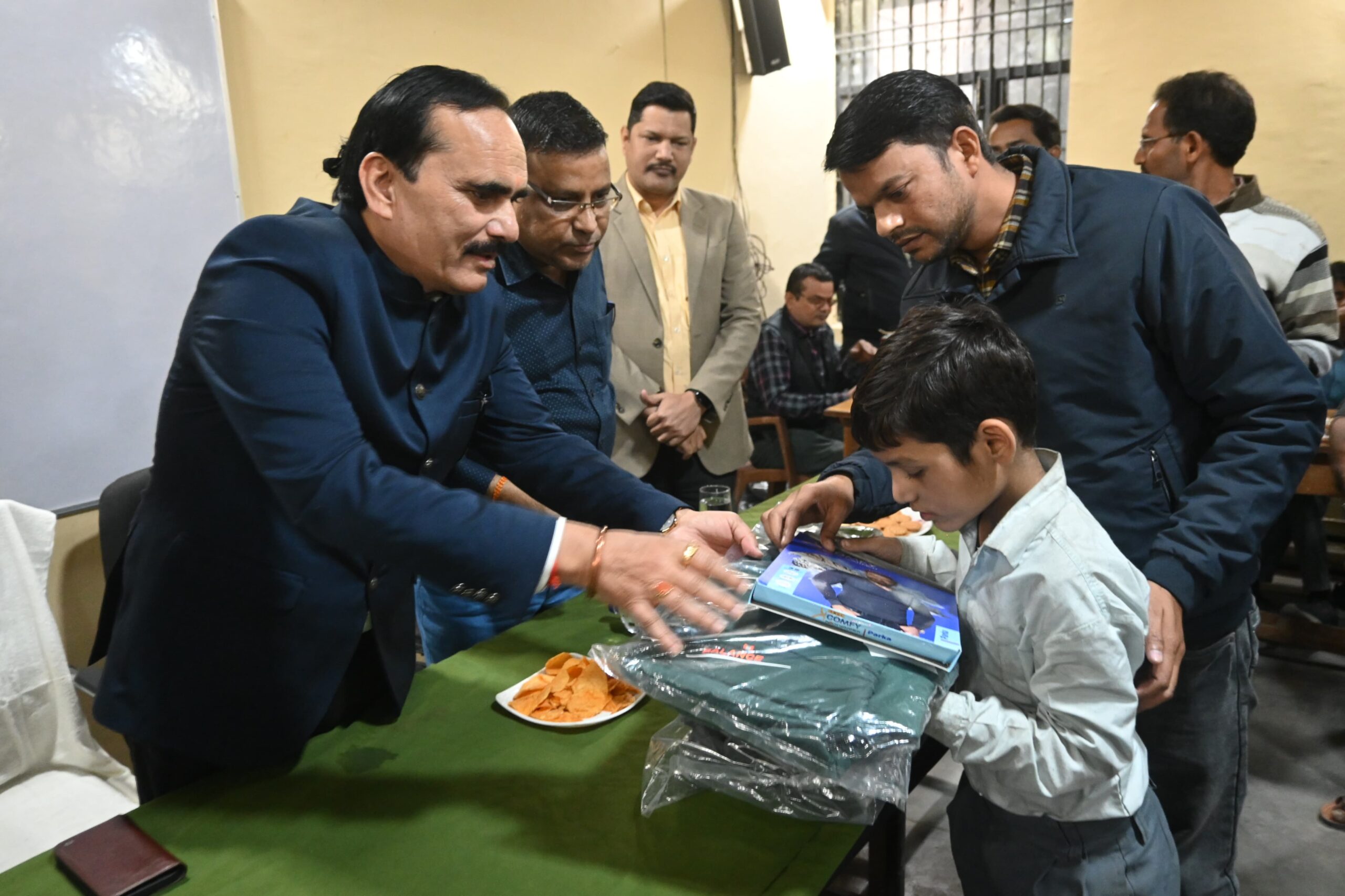 Photo of मंडल आयुक्त बाँदा और जिलाधिकारी ने दृष्टि बाधित बच्चों को दिए सर्दी के कपड़े….