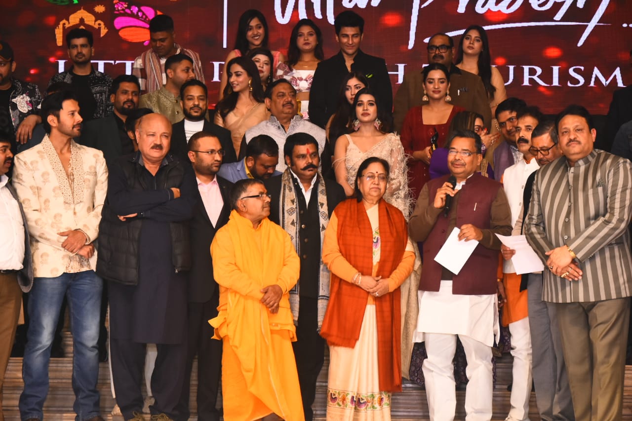 Photo of कैबिनेट मंत्रियों ने किया UPAA अवार्ड्स से सम्मानित; अवार्ड समारोह में स्टार्स का जलवा..!