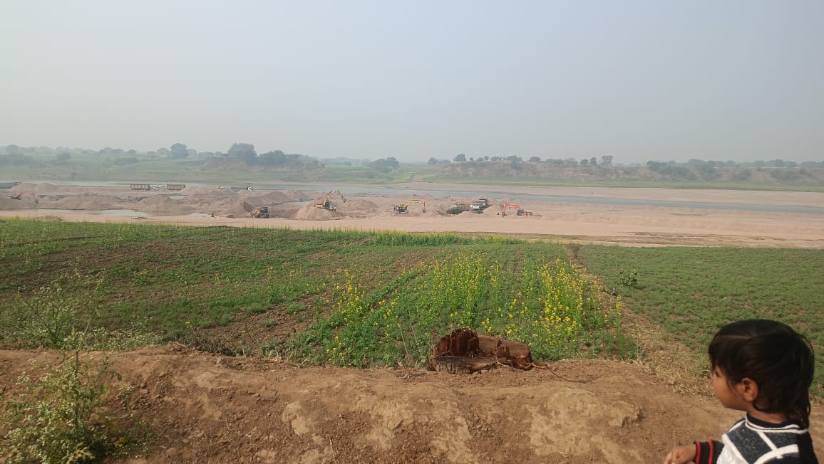 Photo of सांडी खण्ड 77 पर गुरुवार को अधिकारियों की जांच के बाद शुक्रवार को भी पोकलैंड की आंच….