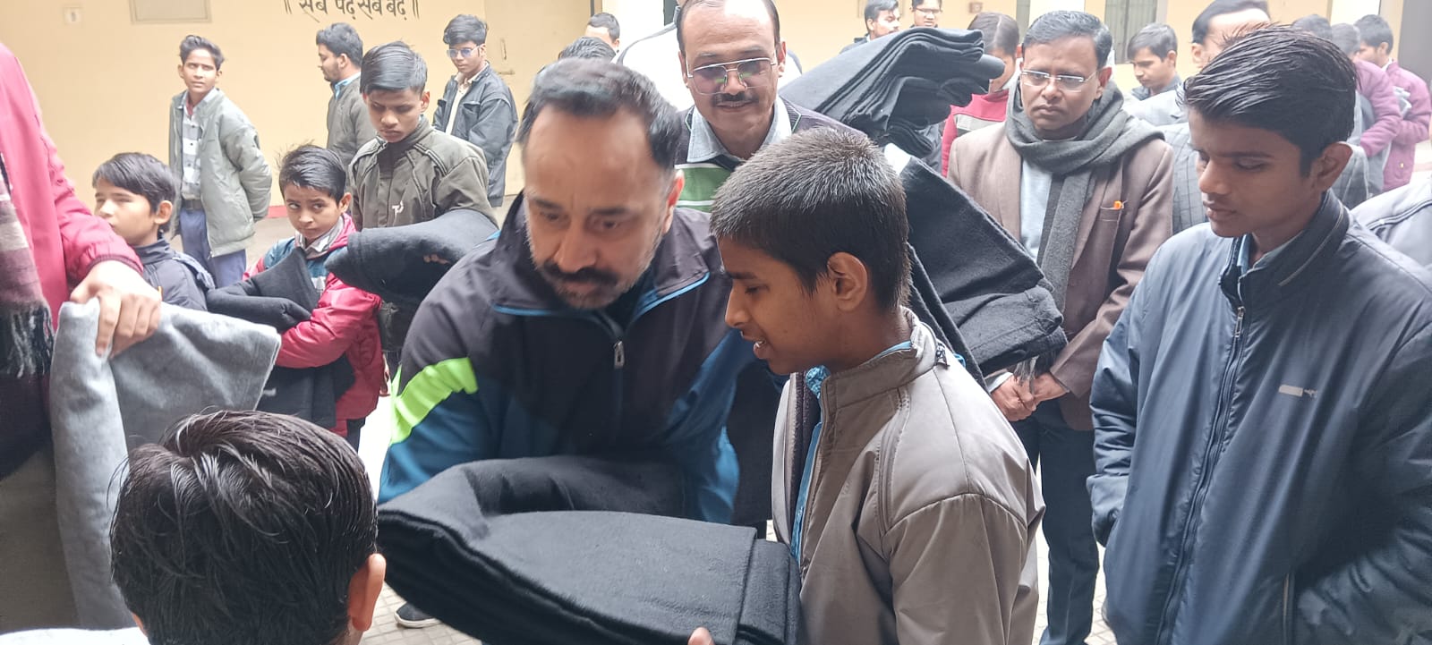 Photo of ज़िला जज एवं सीजेएम बाँदा के साथ अन्य वरिष्ठ अधिकारियों ने वृद्धाआश्रम मे किया कंबल वितरण…