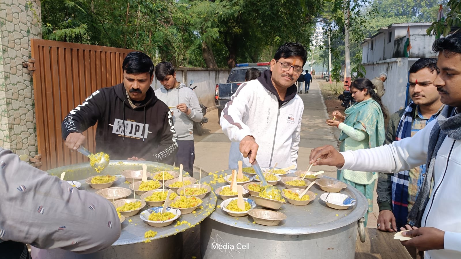 Photo of संकट मोचन मंदिर से पुलिस लाइन गेट तक चले खिंचड़ी के भंडारे…