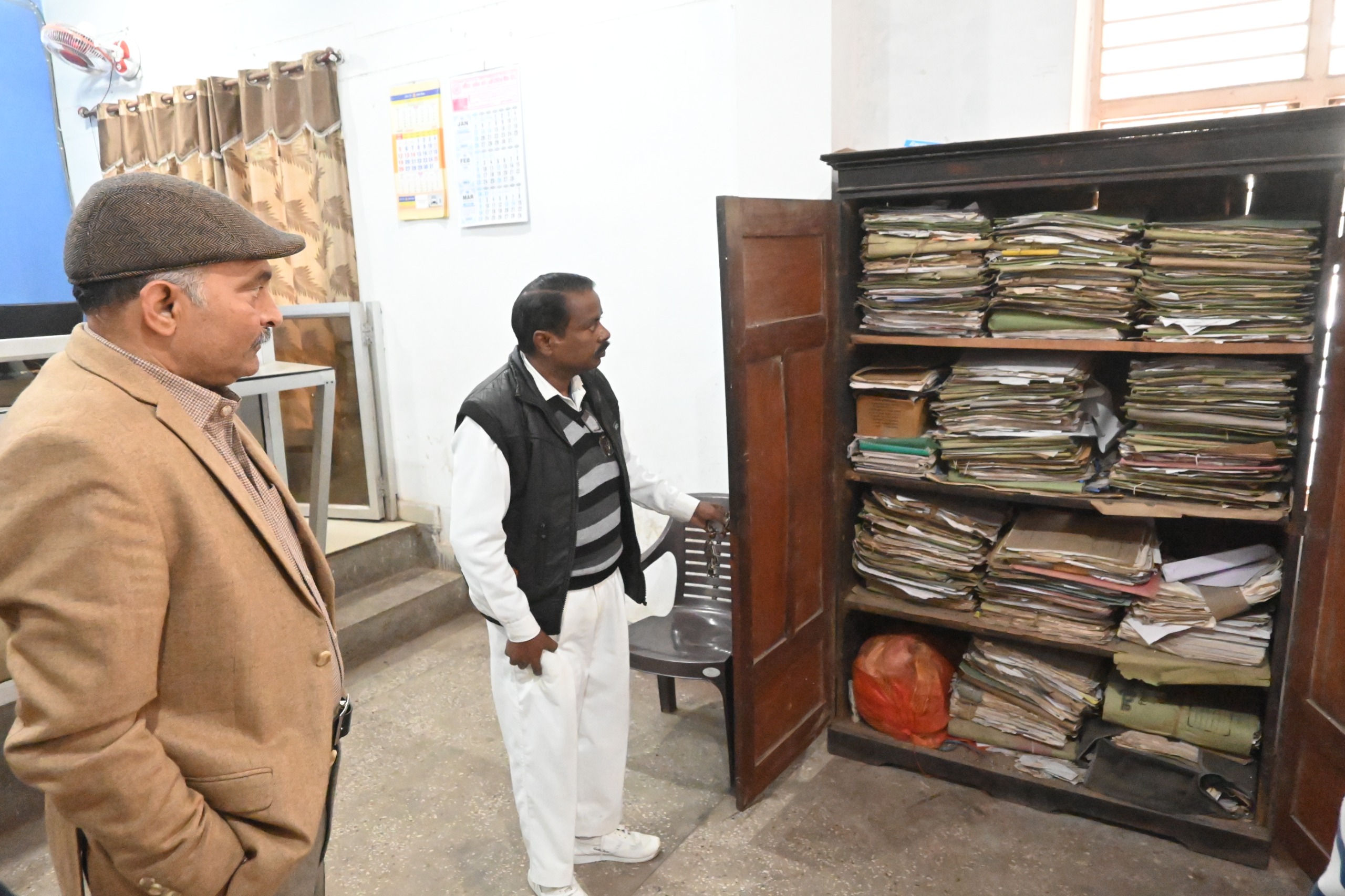 Photo of डीएम बाँदा ने किया तहसील सदर का औचक निरीक्षण, धूल खाती फ़ाइल पर नाराजगी, एक्टिव रहने के दिये निर्देश…