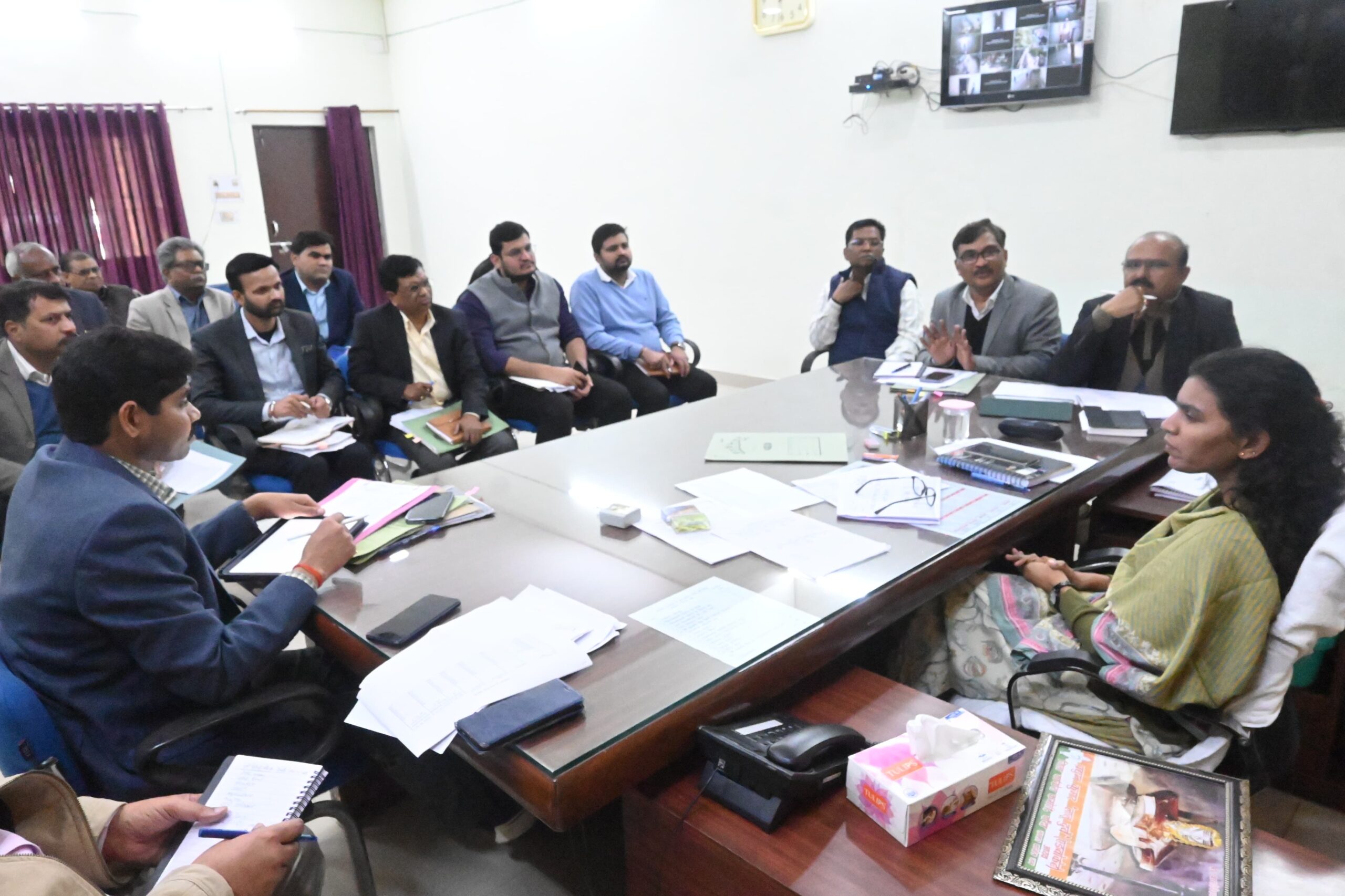 Photo of उत्तरप्रदेश स्थापना दिवस के आयोजन मद्देनजर बाँदा डीएम जे.रीभा ने ली अधिकारीयों संग बैठक…