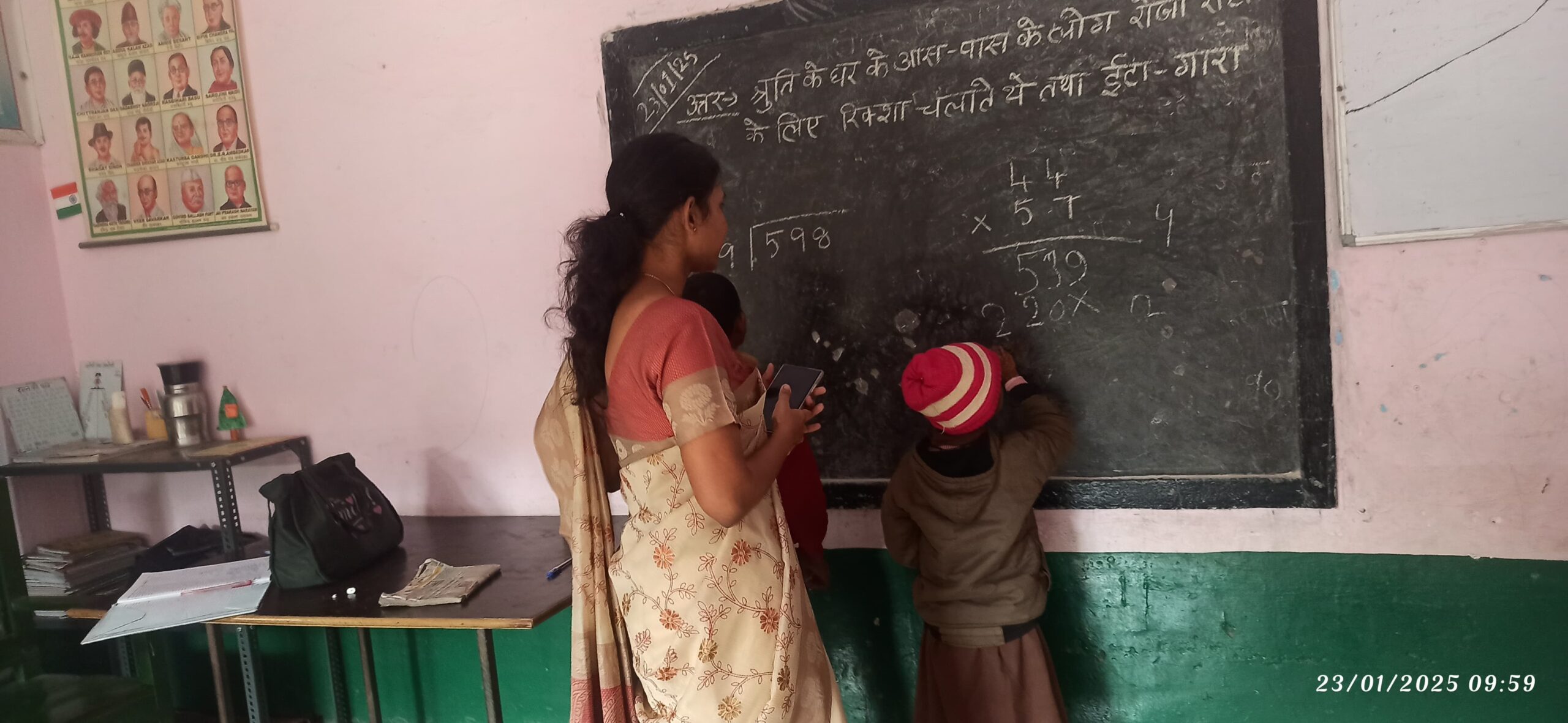 Photo of जिलाधिकारी ने स्कूल मे पढ़ाया, लापरवाही पर स्टाफ को चेताया…