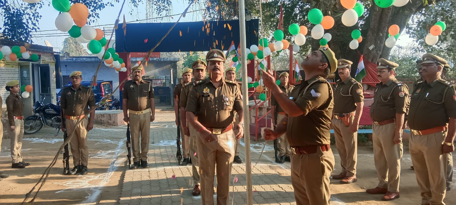 Photo of प्रतापगढ़ थाना दिलीपपुर के थाना अध्यक्ष श्री शत्रुघ्न वर्मा द्वारा 76वें गणतंत्र दिवस का कार्यक्रम किया..!