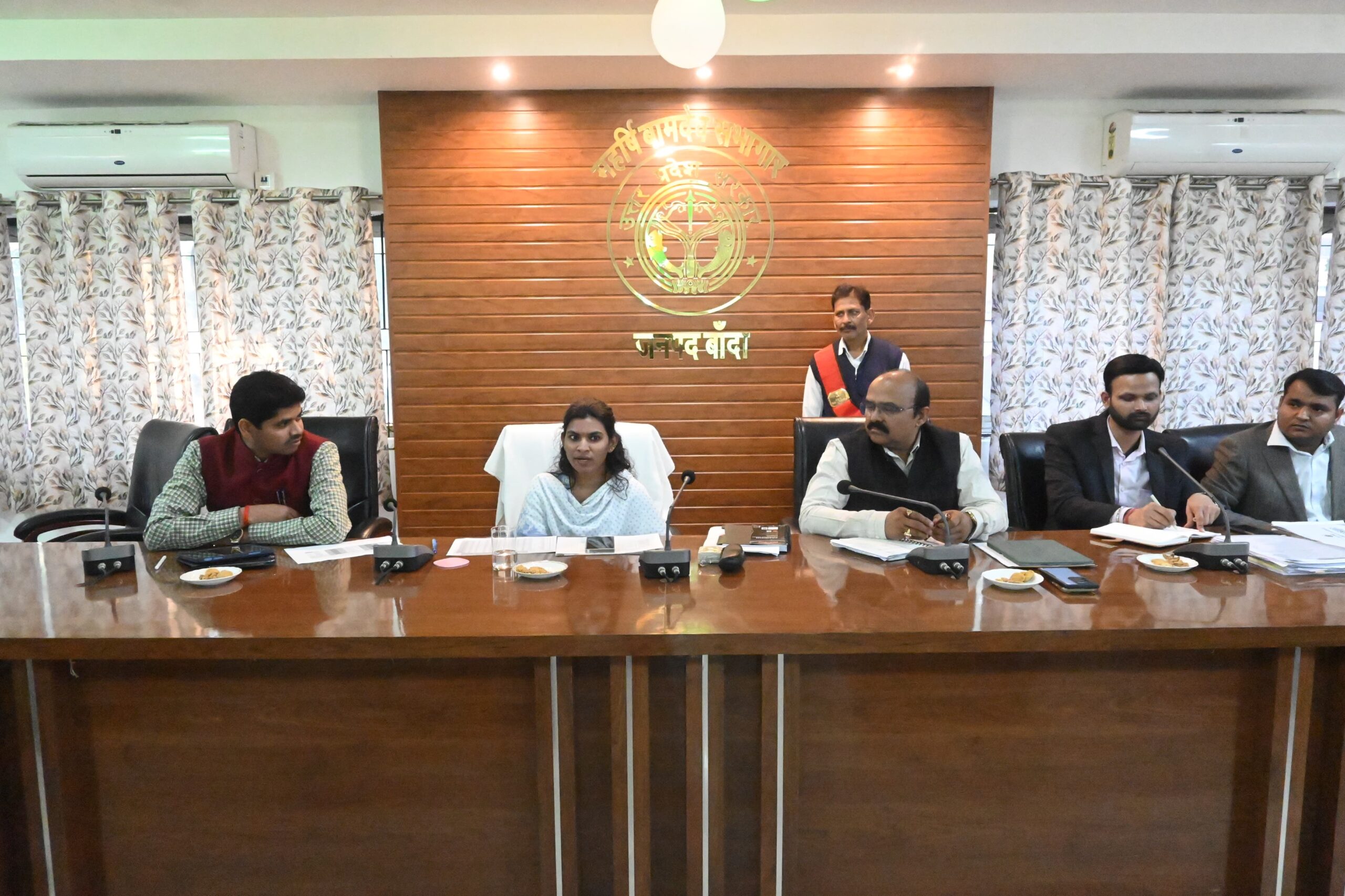 Photo of आधार कार्ड के अपडेशन और फैमली कार्ड बनाने को लेकर डीएम बाँदा ने दिए निर्देश…