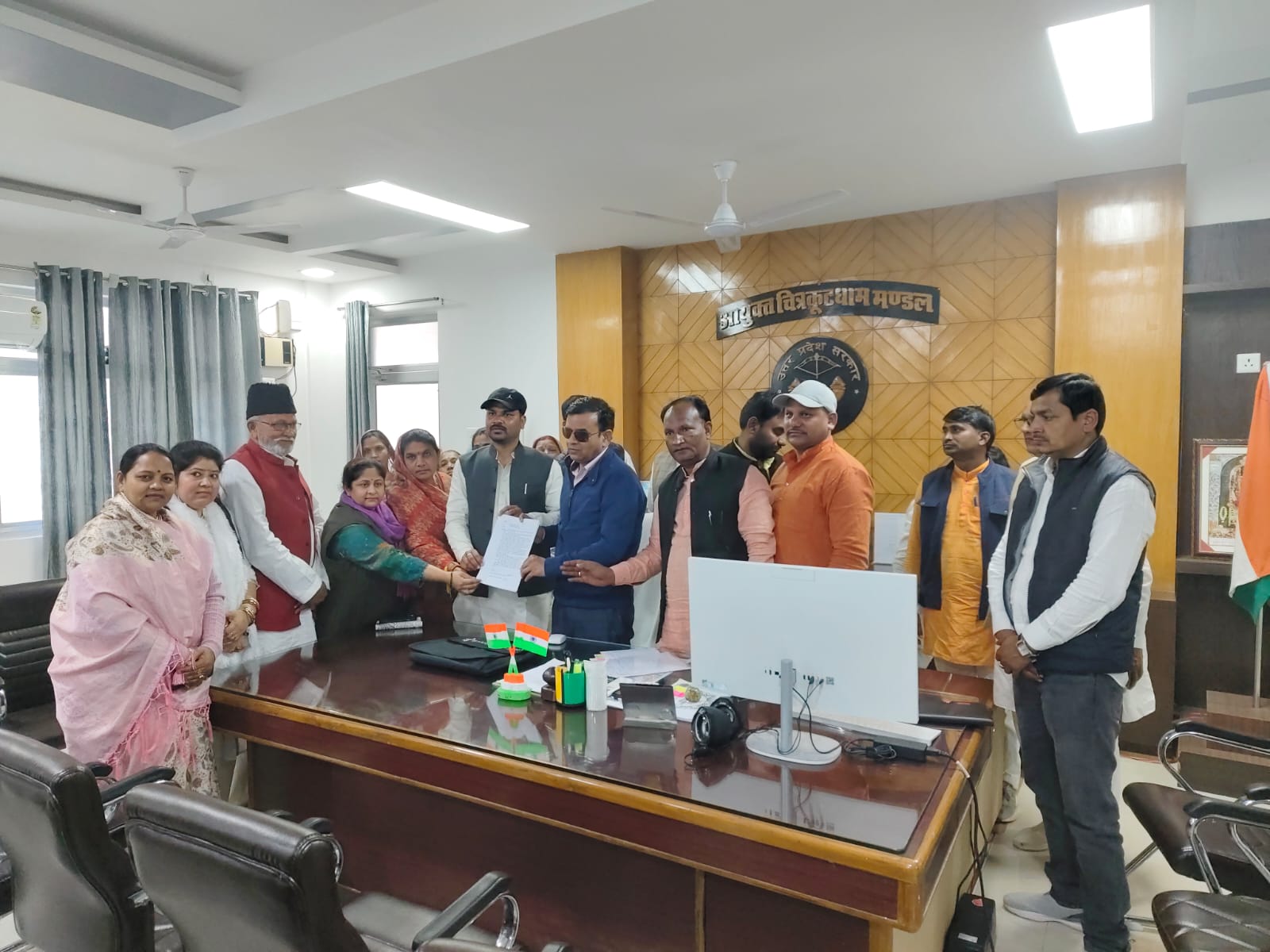 Photo of जिला पंचायत अध्यक्ष का दावा उनके साथ है 20 से ज्यादा सदस्य,मंडल आयुक्त से मिले सुनील पटेल…