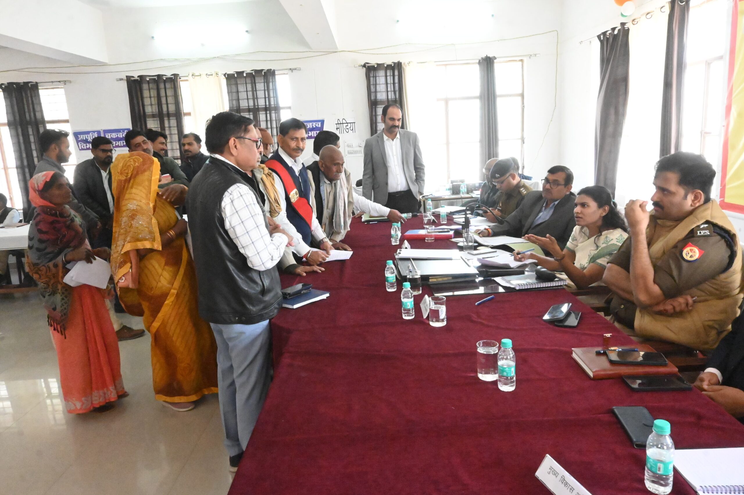 Photo of तहसील पैलानी मे सम्पूर्ण समाधान दिवस पर जिलाधिकारी व एसपी बाँदा ने जनसुनवाई की और विभिन्न पटलों को आवश्यक कार्यवाही के निर्देश दिए…