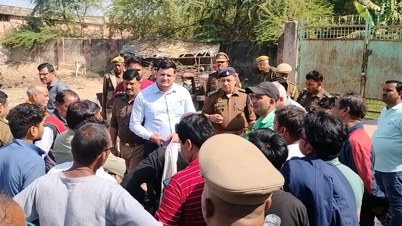 Photo of भाजपा नेता ने कालूं कुआं मे बीडीए के पार्क पर लगाई कब्जाने की नजर, मुहल्ले ने किया विरोध तो झोंक दिया फायर…