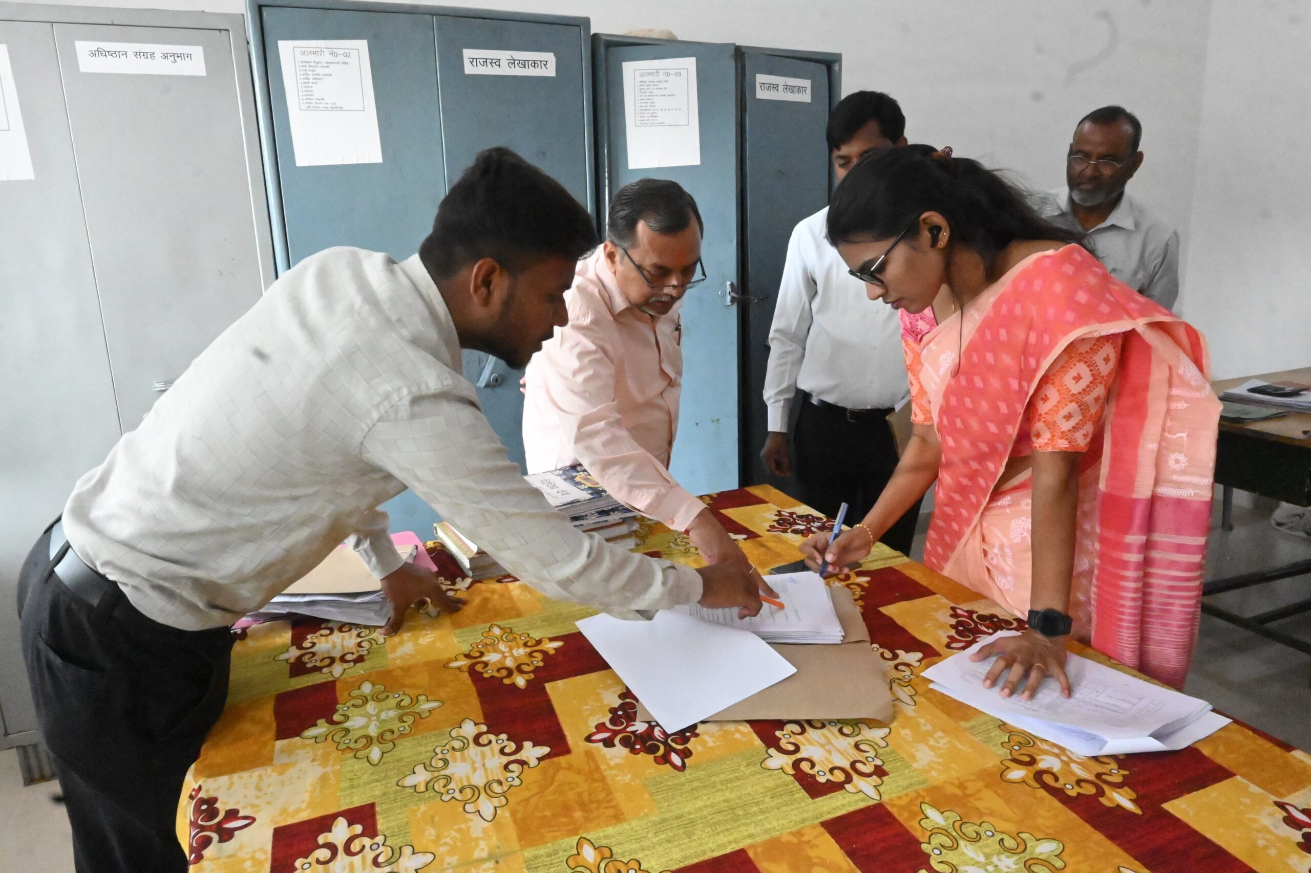 Photo of जिलाधिकारी बाँदा ने तहसील नरैनी का किया निरीक्षण, विभागों के कसे पेंच…