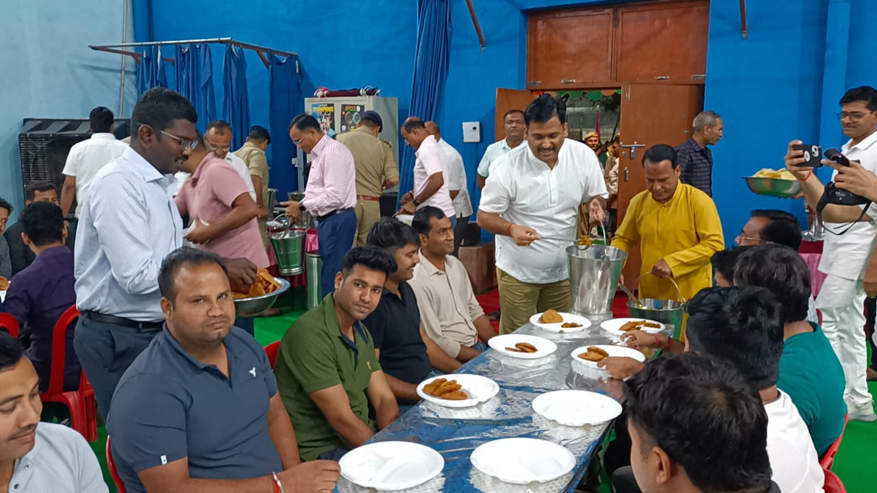 Photo of यूपी सरकार के आठ साल पूरी होने औऱ महाकुंभ मे पुलिसकर्मियों के सफल योगदान पर आयोजित हुआ भोज…