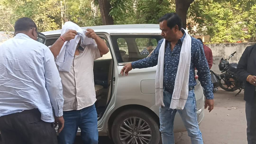 Photo of लोकेंद्र की गिरफ्तारी और स्वतंत्र का सरेंडर, पुलिस पर दबाव को मीडिया का टेंडर…