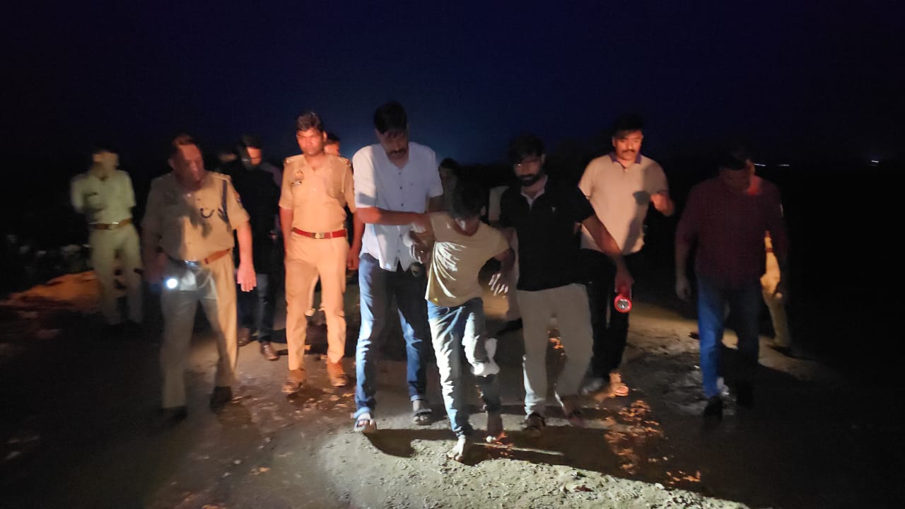 Photo of कोचिंग पढ़कर घर लौट रही नाबालिक छात्रा से दुष्कर्म, दोनों आरोपी मुठभेड़ मे गिरफ्तार..