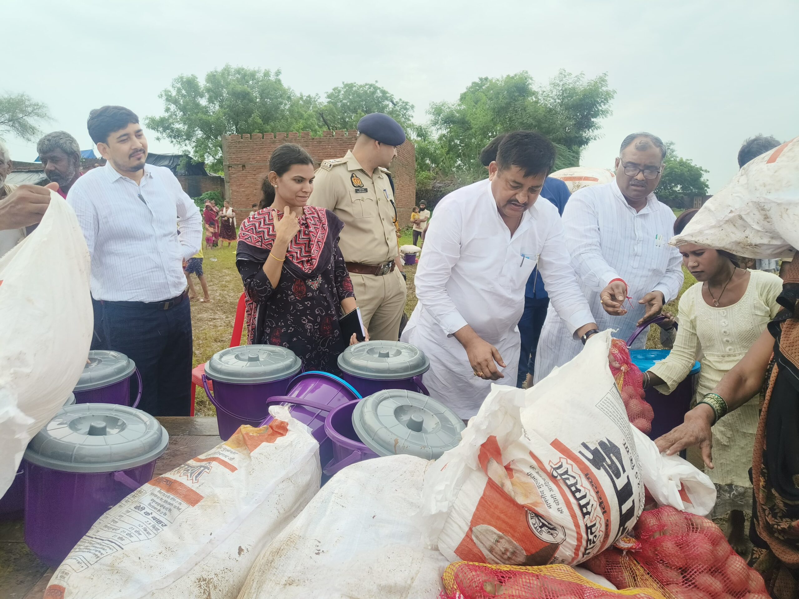 Photo of डीएम बाँदा जे.रीभा और एसपी पलाश बंसल ने जलशक्ति राज्य मंत्री के साथ बाढ़ पीड़ितों को राशन किट दी…