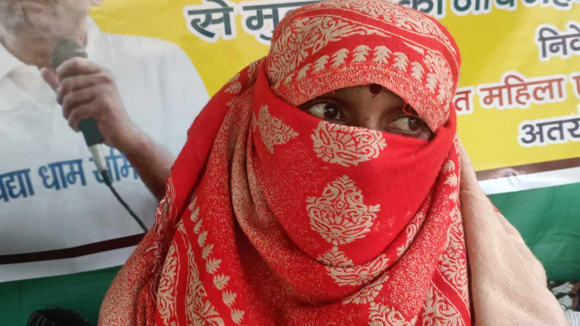 Photo of चार दिन से अनशन पर बैठी दो महिलाओं को योगी सरकार से न्याय की उम्मीद…