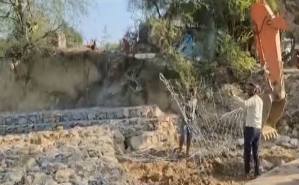 Photo of कनवारा मे 10.47 करोड़ की पिचिंग का बंदरबांट, ज़िले मे 60 करोड़ पर लोचा…