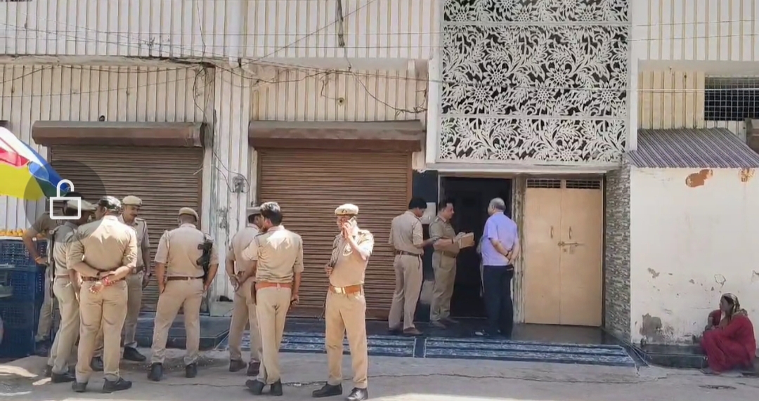 Photo of दुष्कर्म के आरोपी आशीष अग्रवाल के घर पुलिस की छापेमारी, अभी फरार है तीन लड़कियों के तीन शिकारी…