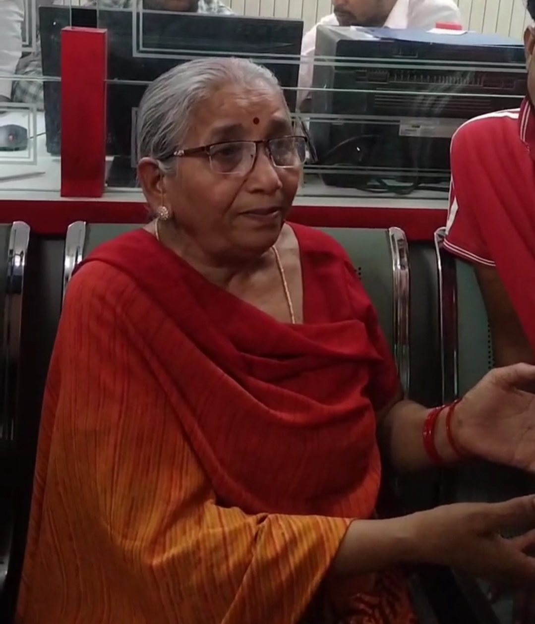 Photo of खुद को पुलिस वाला बताया और दिखाया आइकार्ड, ई-रिक्शा रोका फिर कर दी टप्पेबाजी…