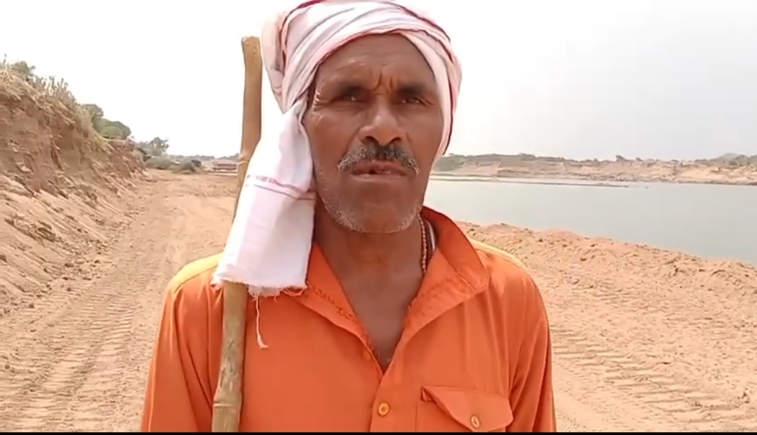 Photo of ग्राम बरियारी का किसान राकेश तिवारी,मौरम ठेकेदार से मार रहा गुहारी…