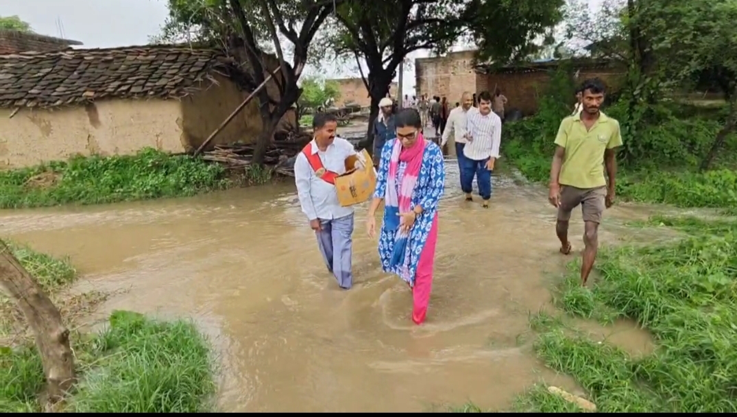 Photo of बाढ़ प्रभावित गांवों मे जनता से रूबरू डीएम बाँदा जे.रीभा ने मातहतों को दिए निर्देश….