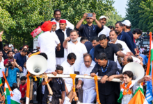 Photo of राहुल गांधी विपक्षी नेताओं के साथ सुप्रीम कोर्ट पहुंचे, ‘वोट चोरी’ को लेकर दाख़िल की याचिका.