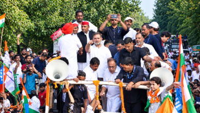Photo of राहुल गांधी विपक्षी नेताओं के साथ सुप्रीम कोर्ट पहुंचे, ‘वोट चोरी’ को लेकर दाख़िल की याचिका.