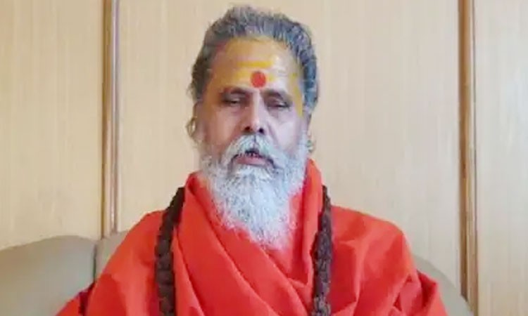 Photo of संदिग्ध मौत के बाद का पहला वीडियो वायरल, फर्श पर पड़ा था पार्थिव शरीर और चल रहा था पंखा | Mahant Narendra Giri Death