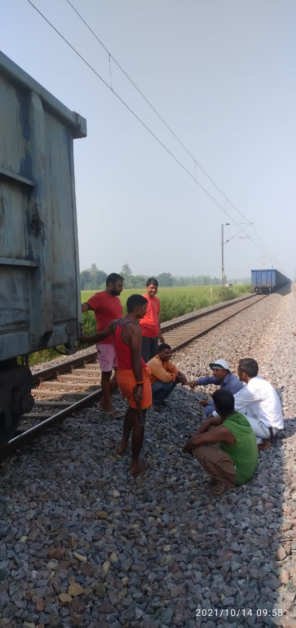 Photo of लखनऊ-सुलतानपुर रेल मार्ग पर दो हिस्से में बंटी कोयला लदी मालगाड़ी, एक घंटे की मशक्‍कत के बाद जुड़े डिब्‍बे | Latest News