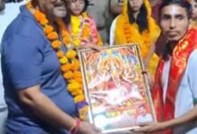 Photo of रावण वध के बाद मेले में पहुंचे सदर विधायक पंकज गुप्ता, कलाकारों को किया सम्मानित