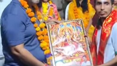 Photo of रावण वध के बाद मेले में पहुंचे सदर विधायक पंकज गुप्ता, कलाकारों को किया सम्मानित