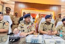 Photo of 📍उन्नाव पुलिस की त्वरित कार्रवाई: हाईवे किनारे बॉक्स में मिले शव की घटना का 12 घण्टे के अंदर खुलासा, पत्नी सहित 03 अभियुक्त गिरफ्तार व एक बाल अपचारी पुलिस संरक्षण में