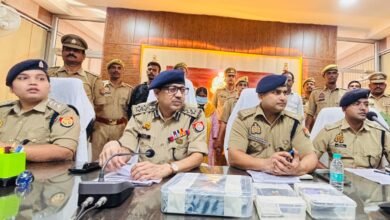 Photo of 📍उन्नाव पुलिस की त्वरित कार्रवाई: हाईवे किनारे बॉक्स में मिले शव की घटना का 12 घण्टे के अंदर खुलासा, पत्नी सहित 03 अभियुक्त गिरफ्तार व एक बाल अपचारी पुलिस संरक्षण में