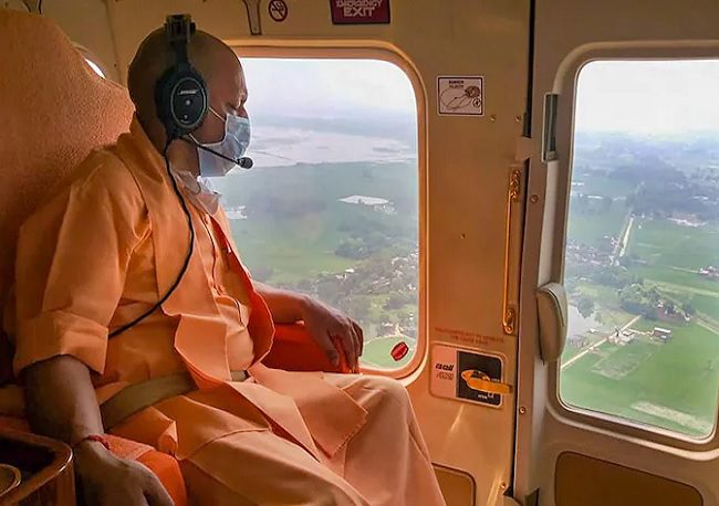 Photo of CM योगी ने हवाई सर्वेक्षण कर जाना बाढ़ का हाल, राहत सामग्री का किया वितरण | LATEST NEWS