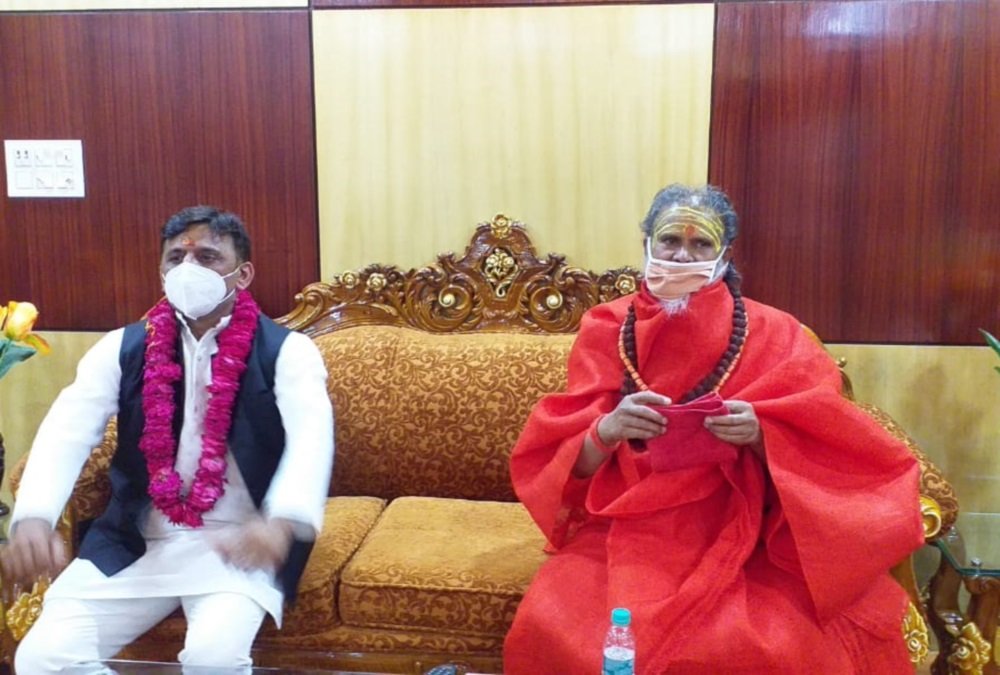 Photo of समाजवादी पार्टी से नजदीकियों के लिए हमेशा चर्चा में रहे स्वामी नरेंद्र गिरि | Late Swami Narendra Giri