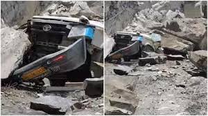 Photo of Himachal Accident: लाहौल में चलती गाड़ी पर गिरी चट्टान, 13 लोगों की दबकर मौत.