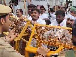 Photo of भाजपा ने कांग्रेस मुख्यालय के घेराव का किया एलान, लाठी लेकर बैठे कांग्रेस अध्यक्ष अजय राय.